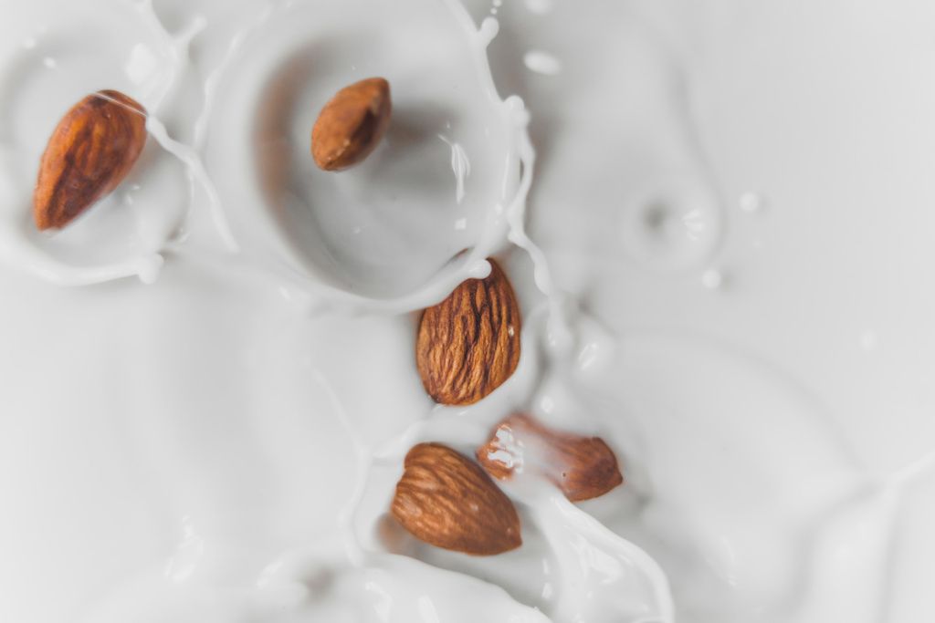 Молоко и орехи — источник кальция и других питательных веществ для укрепления зубов, фото