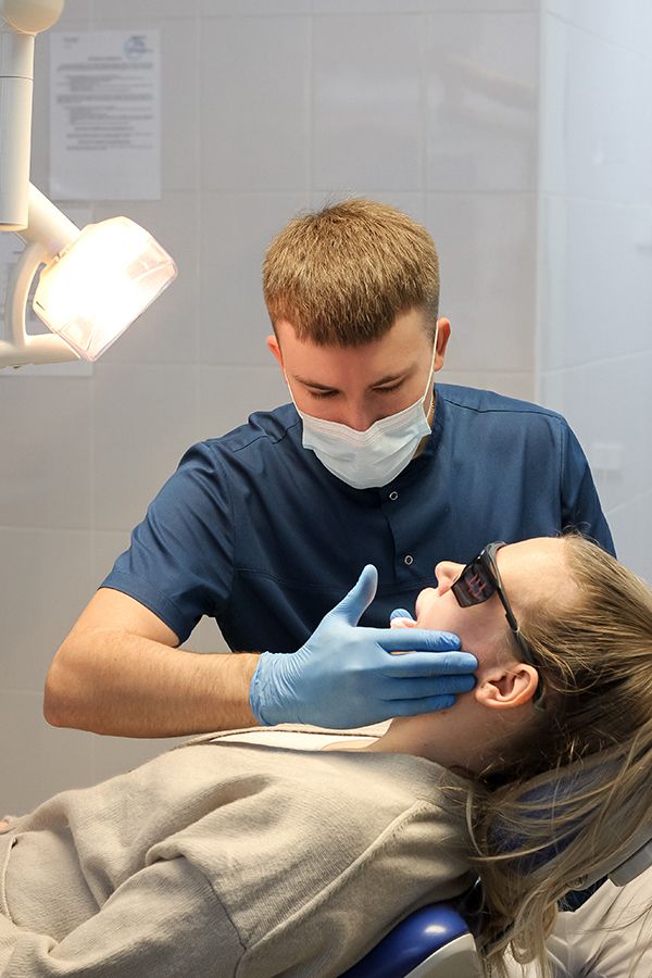 Осмотр у стоматолога — важная часть профилактики осложнений кариеса и других заболеваний, фото