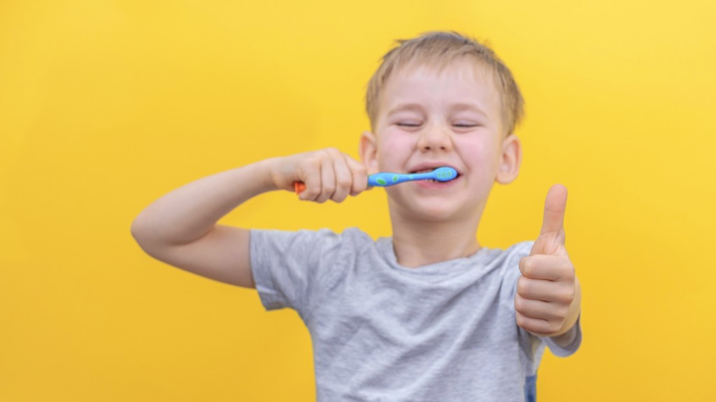 Чистка зубов ребёнком