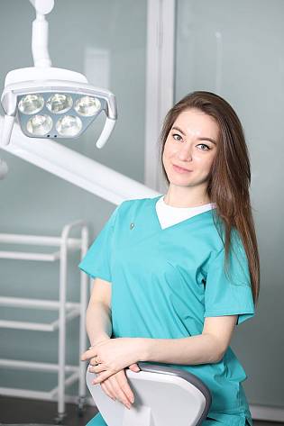 Врач-стоматолог общей практики, хирург Лагунова Алина Евгеньевна